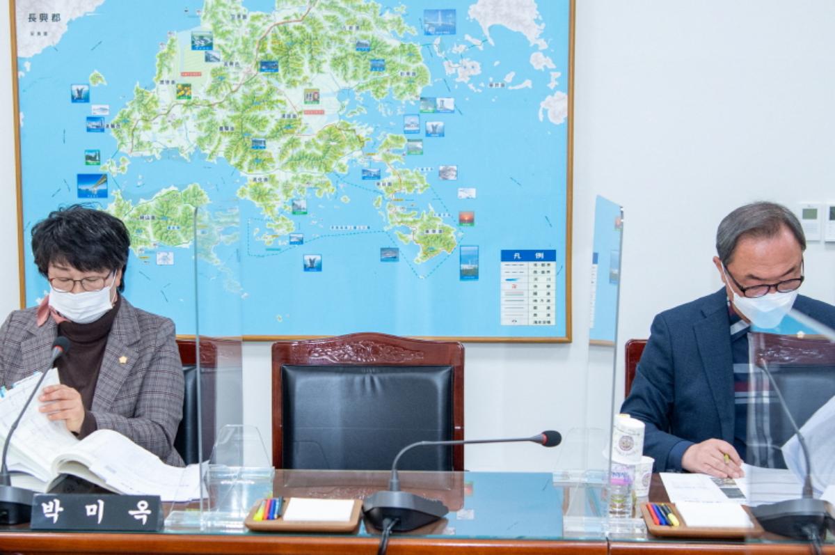 제302회 고흥군의회 제2차 정례회 제1차 예산결산특별위원회 회의결과 첨부이미지 : 2021.12.08제302회 고흥군의회 제2차 정례회 제1차 예산결산위원회 (21).jpg