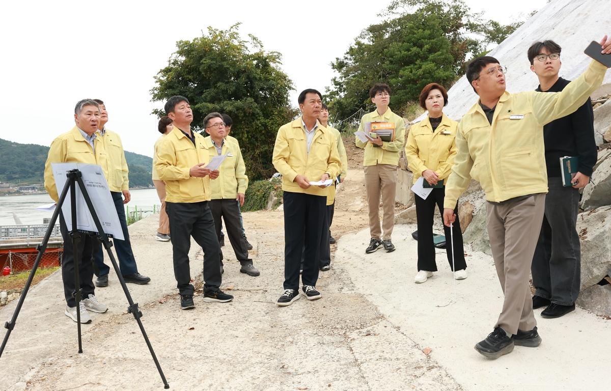 2025년도 군 발주사업 행정사무조사 현지확인(2반)-봉래, 동일 첨부이미지 : 2026. 10. 16 2025년도 군 발주사업 행정사무조사(2반)-봉래, 동일 (2).JPG