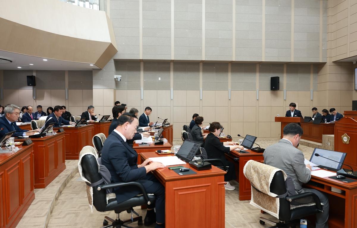 10대 제349회 고흥군의회 임시회 제1차 본회의 첨부이미지 : 2026. 10. 13 제349회 고흥군의회 임시회 제1차 본회의 (3).JPG