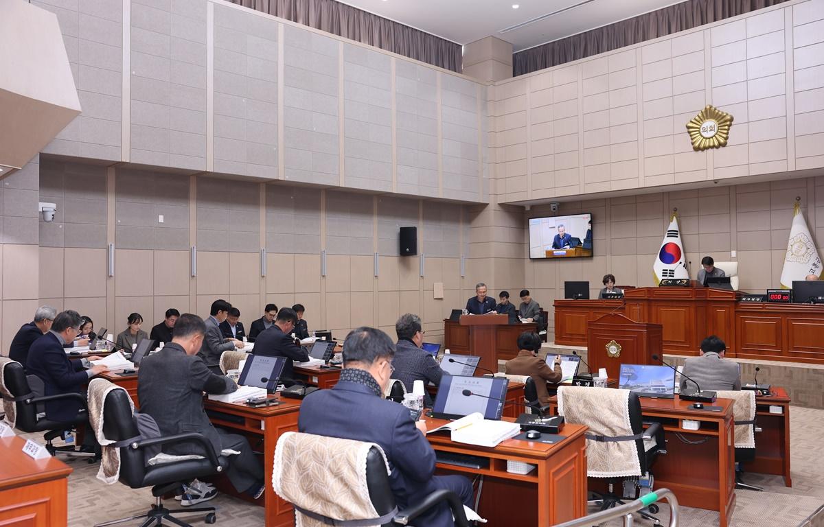제343회 고흥군의회 임시회 제2차 본회의(군정 주요업무계획 보고) 첨부이미지 : 2026.1.29 제343회 고흥군의회 임시회 제2차 본회의(군정 주요업무계획 보고) (2).JPG
