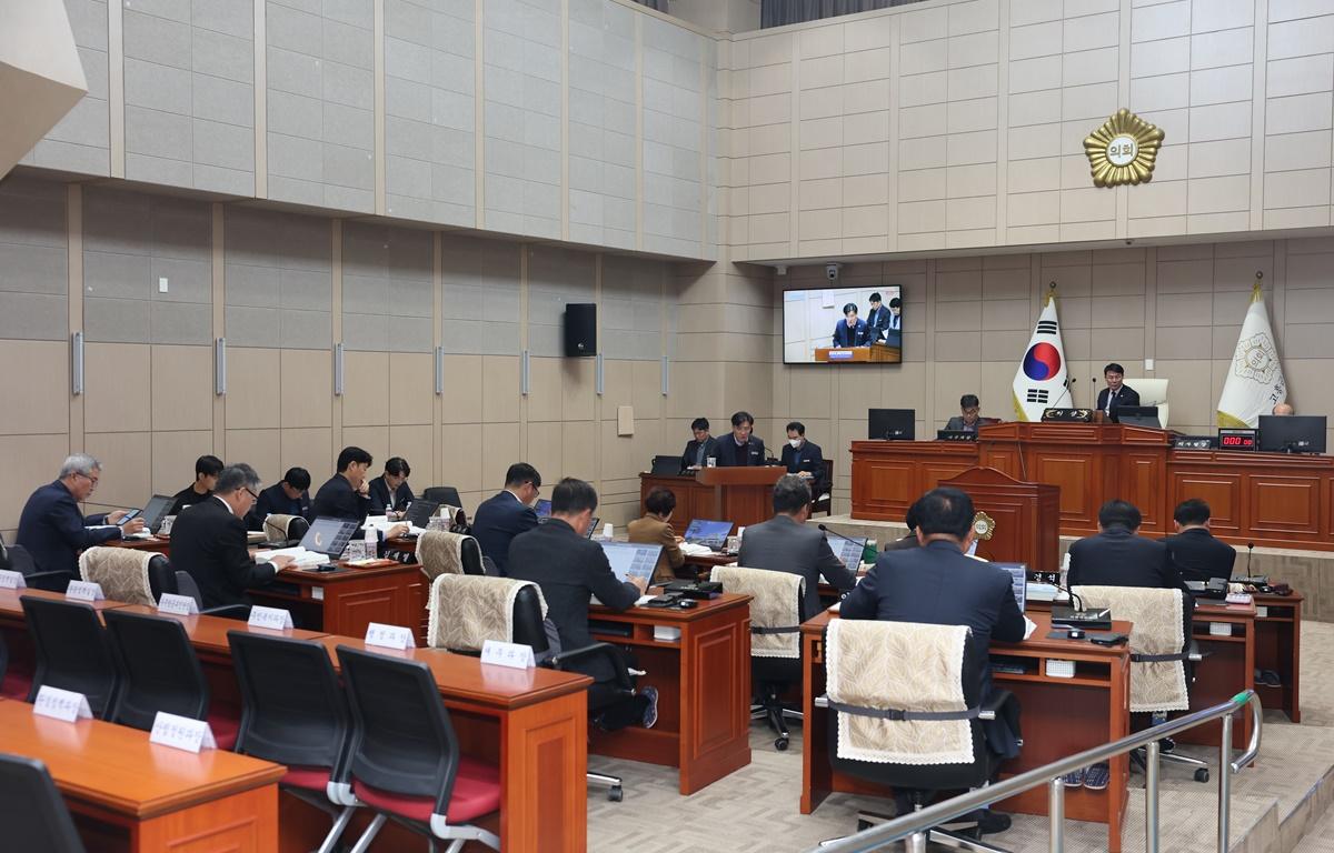 제342회 제2차 정례회 제3차 본회의(군정 주요업무 추진실적 보고) 첨부이미지 : 2025.11.13 제342회 제2차 정례회 제3차 본회의(군정 주요업무 추진실적보고)(1).JPG