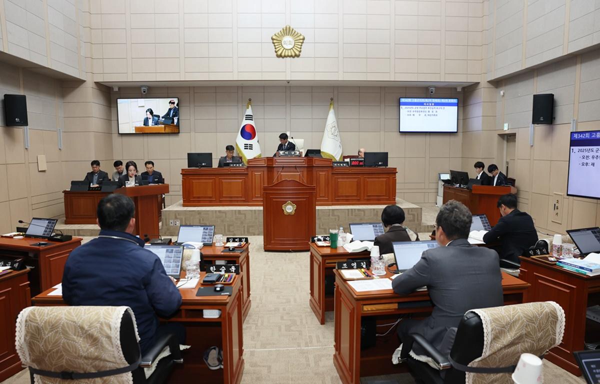 제342회 제2차 정례회 제3차 본회의(군정 주요업무 추진실적 보고) 첨부이미지 : 2025.11.13 제342회 제2차 정례회 제3차 본회의(군정 주요업무 추진실적보고)(4).JPG