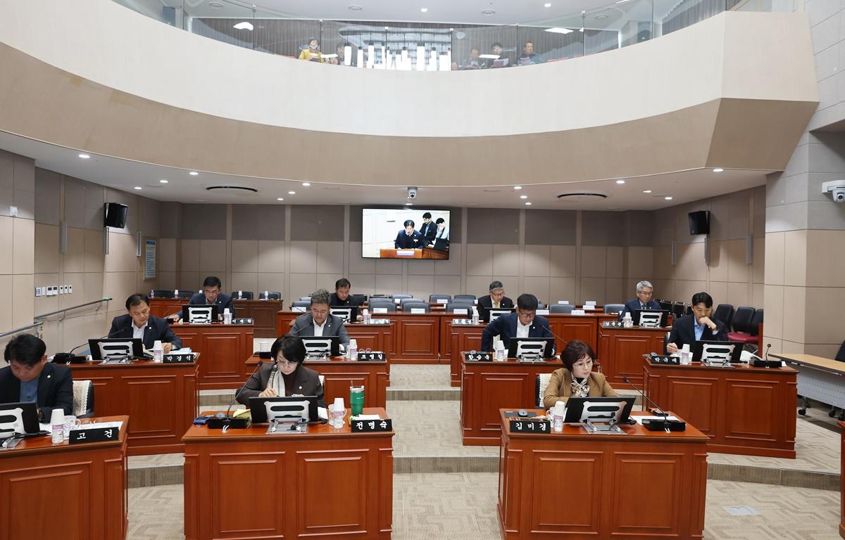 제342회 제2차 정례회 제3차 본회의(군정 주요업무 추진실적 보고) 첨부이미지 : 2025.11.13 제342회 제2차 정례회 제3차 본회의(군정 주요업무 추진실적보고)(2).JPG