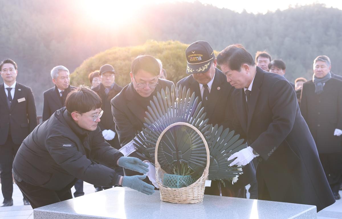 2026년 신년 현충탑 참배 첨부이미지 : 2026.1.2 현충탑 참배 (5).JPG