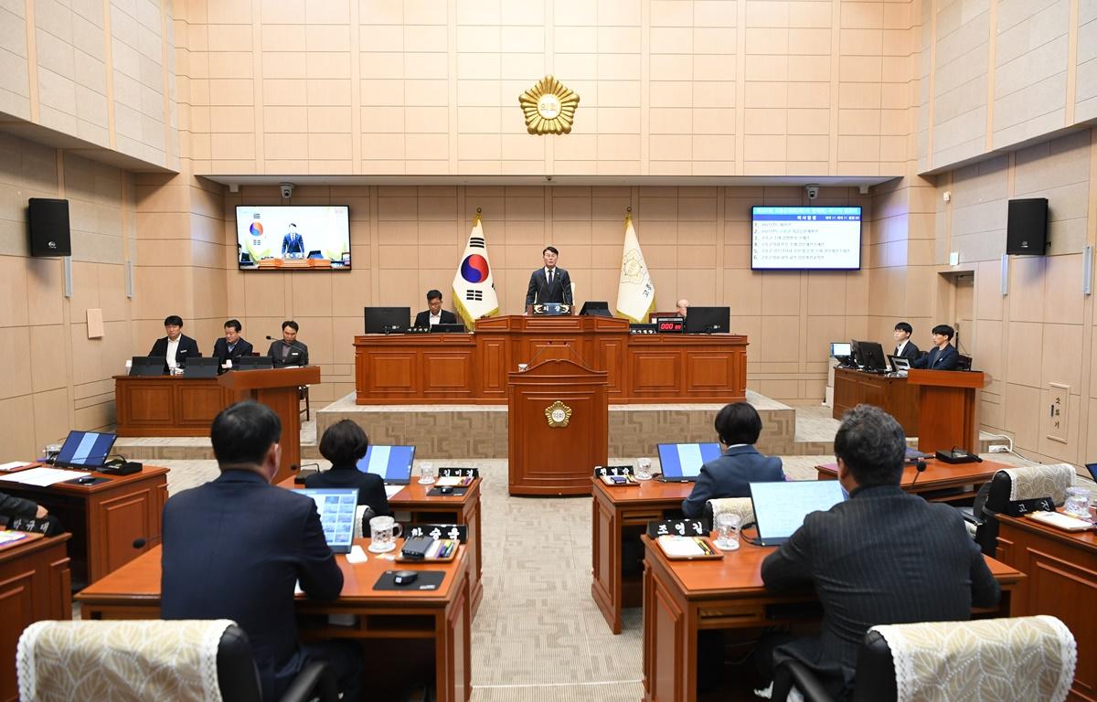 제331회 제2차 정례회 제11차 본회의 첨부이미지 : 2024.12.16 제331회 제2차 정례회 제11차 본회의 (1).JPG