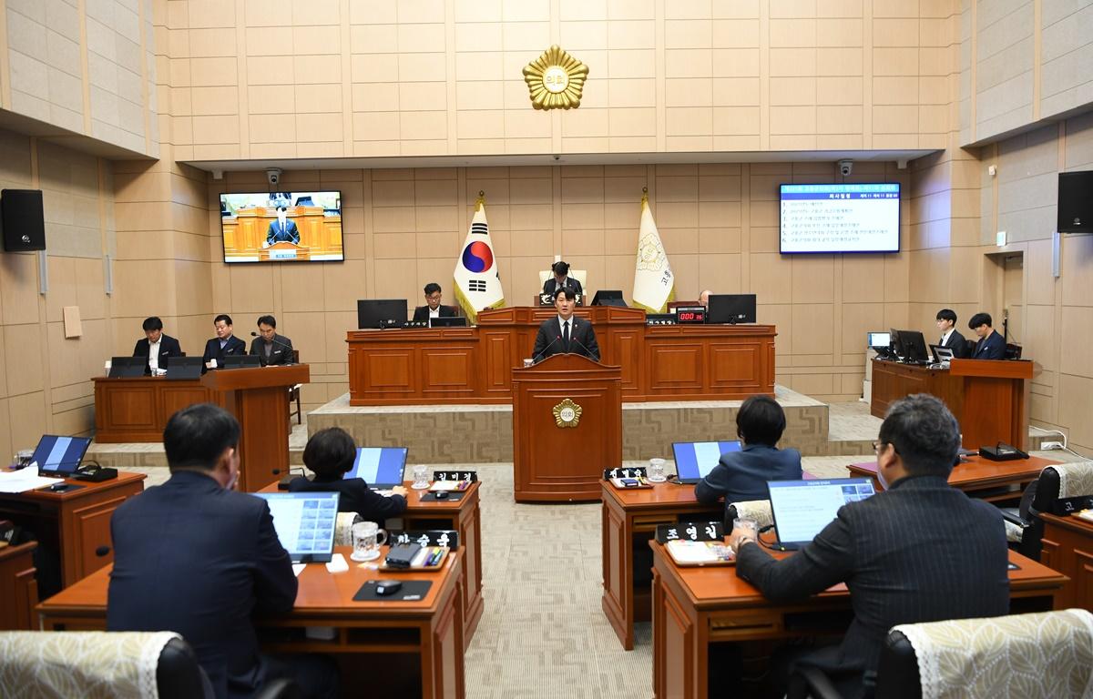 제331회 제2차 정례회 제11차 본회의 첨부이미지 : 2024.12.16 제331회 제2차 정례회 제11차 본회의 (3).JPG