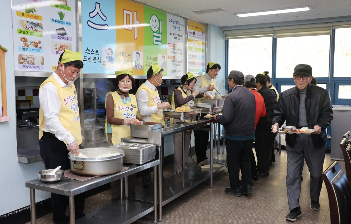 고흥군의회 의원 관내 복지관 배식 봉사활동(고흥읍) 첨부이미지 : 2025.11.21 고흥군의회 의원 관내 복지관 배식 봉사활동(고흥읍) (20).JPG
