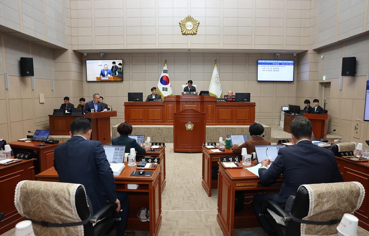 제342회 제2차 정례회 제2차 본회의(군정 주요업무 추진실적 보고) 첨부이미지 : 2025.11.12 제342회 제2차 정례회 제2차 본회의(군정 주요업무 추진실적 보고) (2).JPG