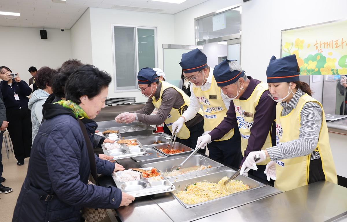 고흥군의회 의원 관내 복지관 배식 봉사활동(도양읍) 첨부이미지 : 2025.11.27 고흥군의회 의원 관내 복지관 배식 봉사활동(도양읍) (2).JPG