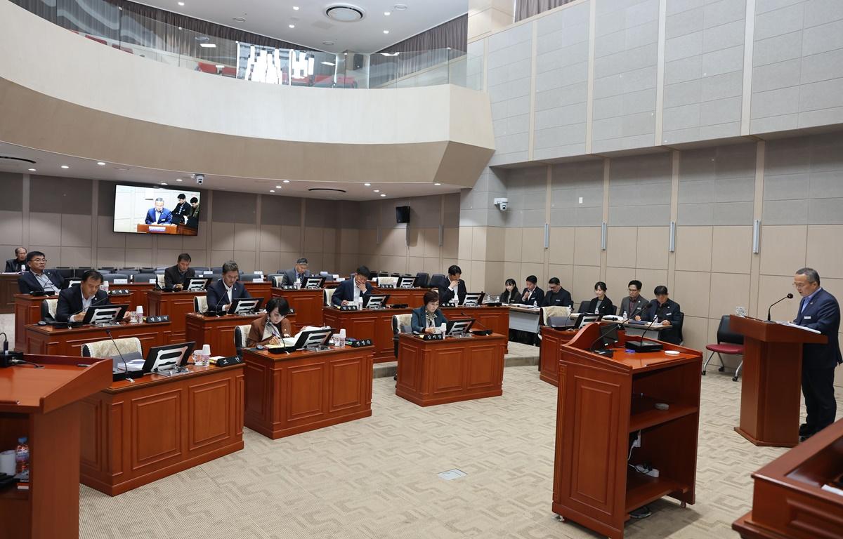 제342회 제2차 정례회 제2차 본회의(군정 주요업무 추진실적 보고) 첨부이미지 : 2025.11.12 제342회 제2차 정례회 제2차 본회의(군정 주요업무 추진실적 보고) (3).JPG