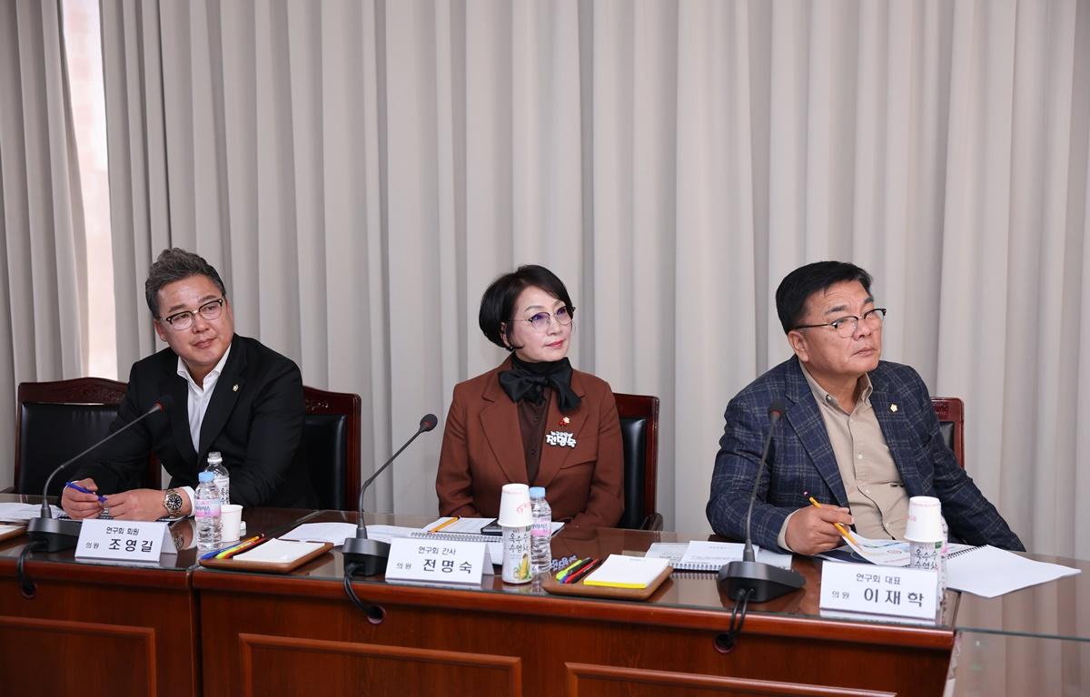 고흥군소상공인골목상권활성화연구회 최종보고회 첨부이미지 : 2025.11.26 고흥군의회 소상공인골목상권활성화연구회 최종보고회 (1).JPG