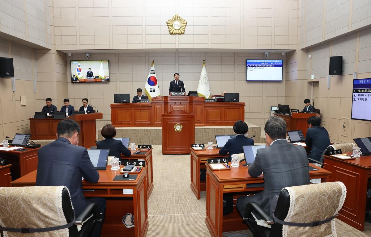 제341회 고흥군의회 임시회 제1차 본회의 첨부이미지 : 2025.10.14 제341회 고흥군의회 임시회 제1차 본회의 (3).JPG