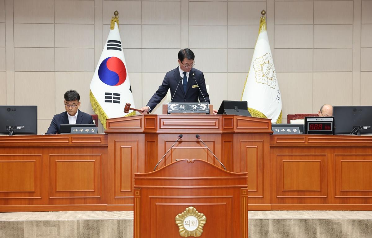 제341회 고흥군의회 임시회 제1차 본회의 첨부이미지 : 2025.10.14 제341회 고흥군의회 임시회 제1차 본회의 (2).JPG