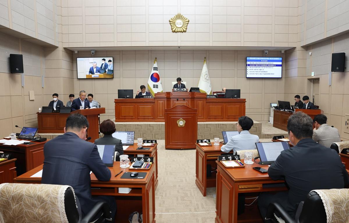 제339회 고흥군의회 제1차 본회의 첨부이미지 : 2025.8.13 제339회 고흥군의회 제1차 본회의 (4).JPG