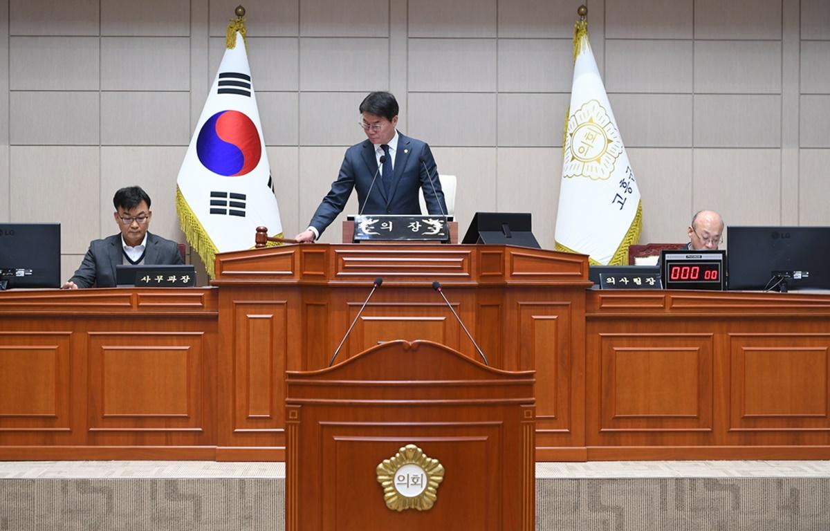제333회 고흥군의회 임시회 제2차 본회의 첨부이미지 : 2025.2.18 제333회 고흥군의회 임시회 제2차 본회의 (2).JPG