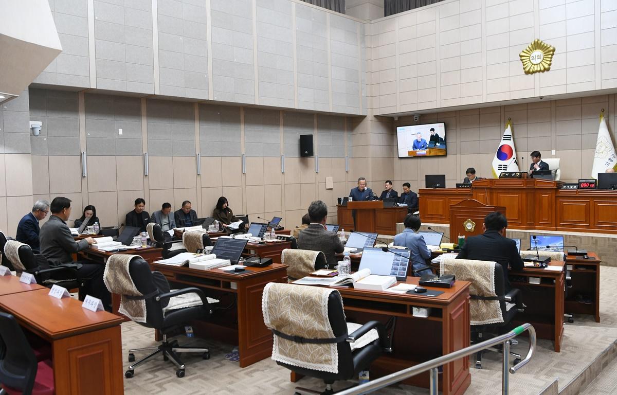 제333회 고흥군의회 임시회 제2차 본회의 첨부이미지 : 2025.2.18 제333회 고흥군의회 임시회 제2차 본회의 (5).JPG