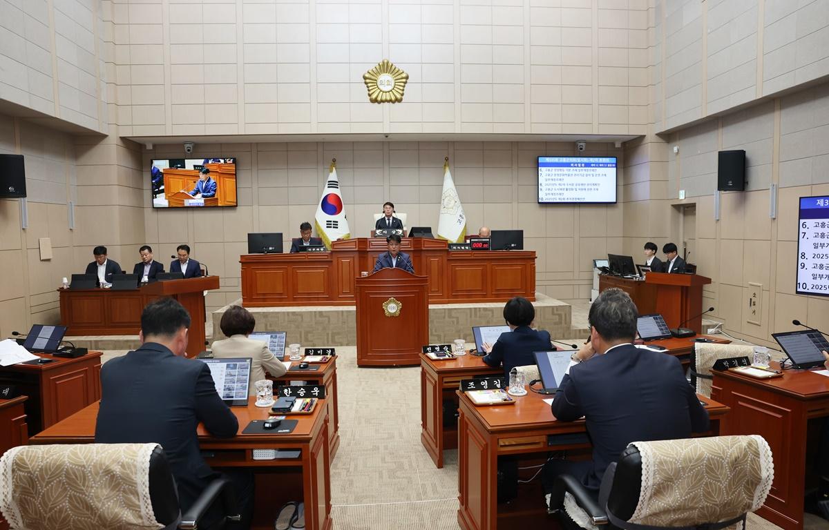 제335회 고흥군의회 임시회 제2차 본회의 첨부이미지 : 2025.4.22 제335회 고흥군의회 임시회 제2차 본회의 (5).JPG