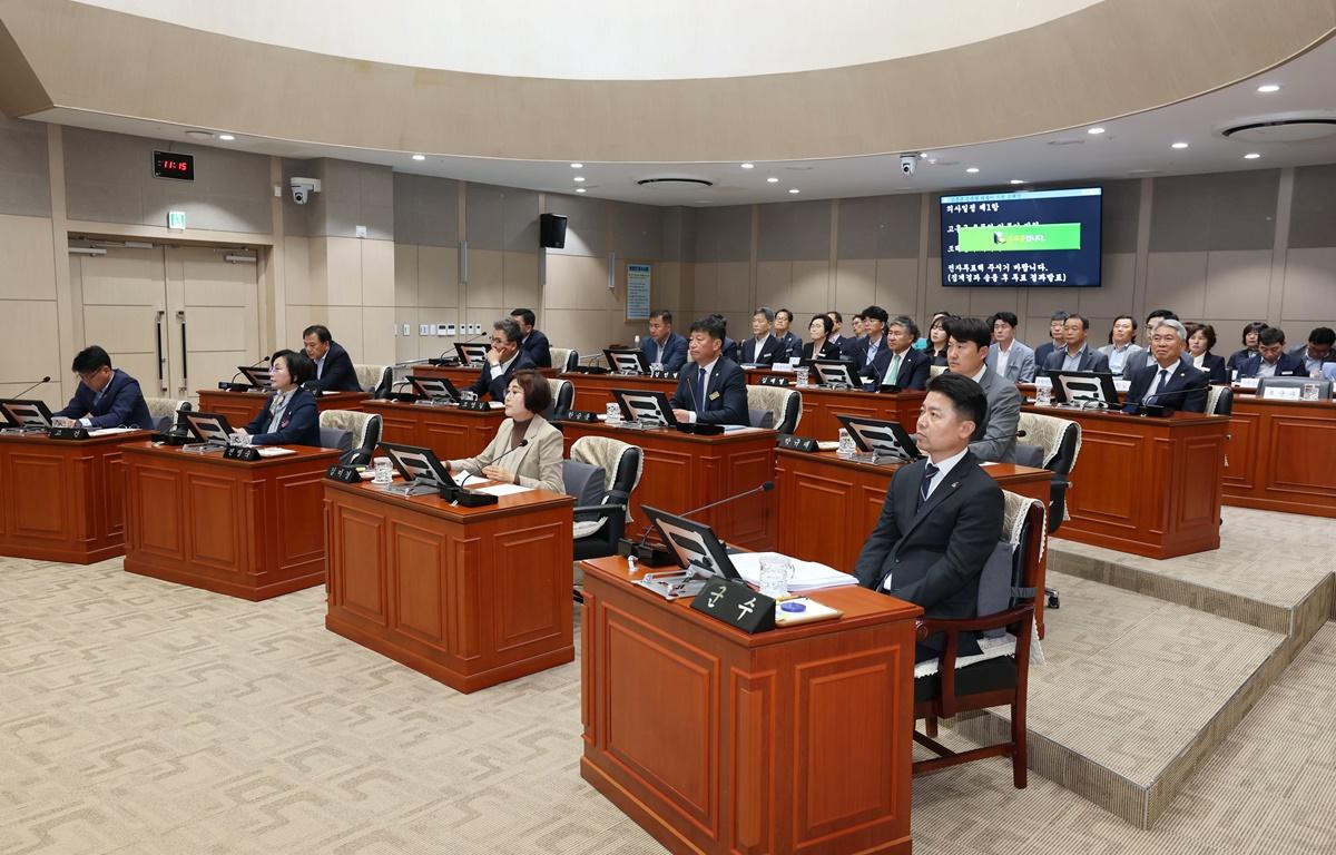 제335회 고흥군의회 임시회 제2차 본회의 첨부이미지 : 2025.4.22 제335회 고흥군의회 임시회 제2차 본회의 (3).JPG