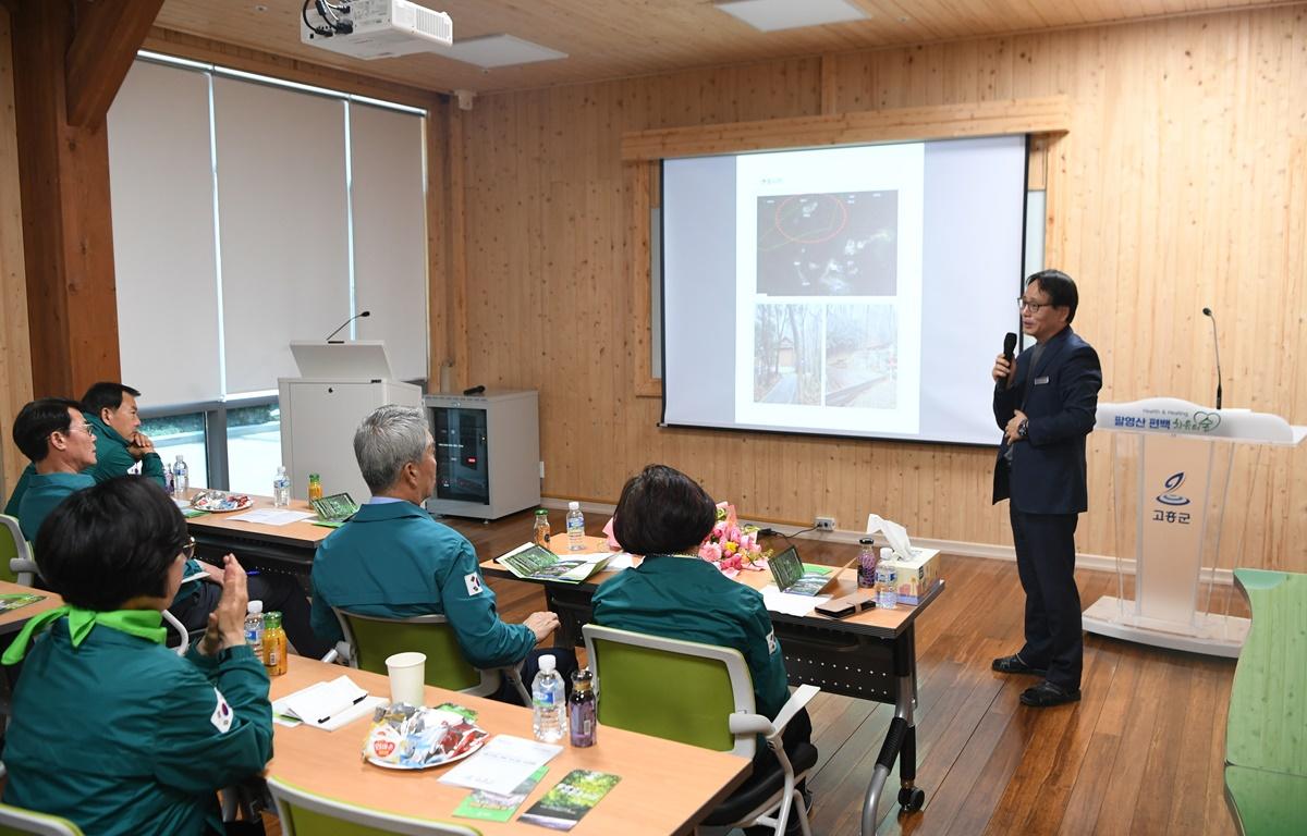 고흥군의회 편백 치유의 숲 방문 현안업무보고 청취 첨부이미지 : 2025.4.8 고흥군의회 편백 치유의 숲 방문 현안업무보고 청취 (5).JPG