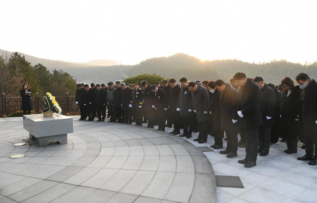을사년 신년맞이 현충탑 참배 첨부이미지 : 2025.1.2 을사년 신년맞이 현충탑 참배 (11).JPG