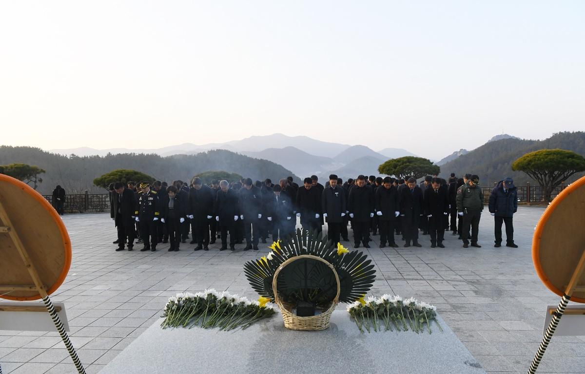 을사년 신년맞이 현충탑 참배 첨부이미지 : 2025.1.2 을사년 신년맞이 현충탑 참배 (8).JPG