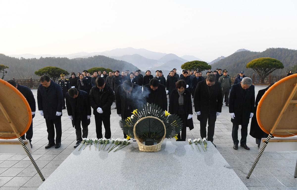을사년 신년맞이 현충탑 참배 첨부이미지 : 2025.1.2 을사년 신년맞이 현충탑 참배 (7).JPG