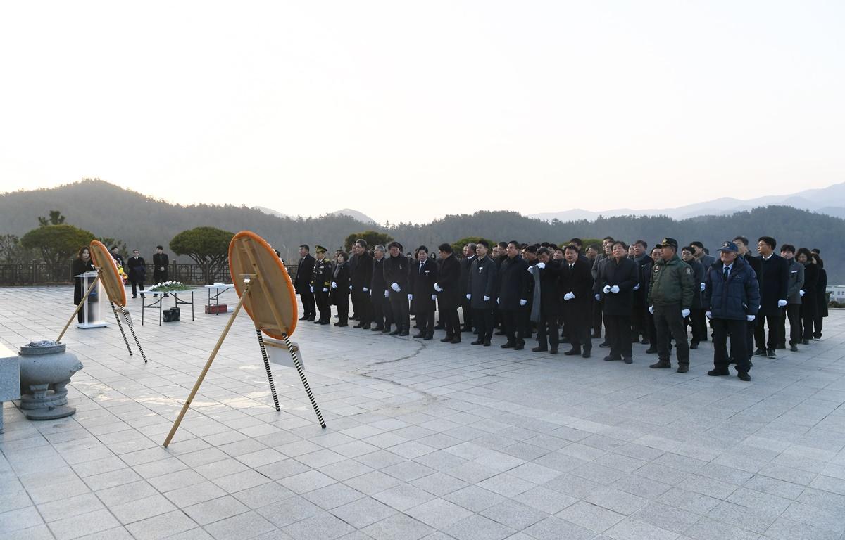 을사년 신년맞이 현충탑 참배 첨부이미지 : 2025.1.2 을사년 신년맞이 현충탑 참배 (1).JPG
