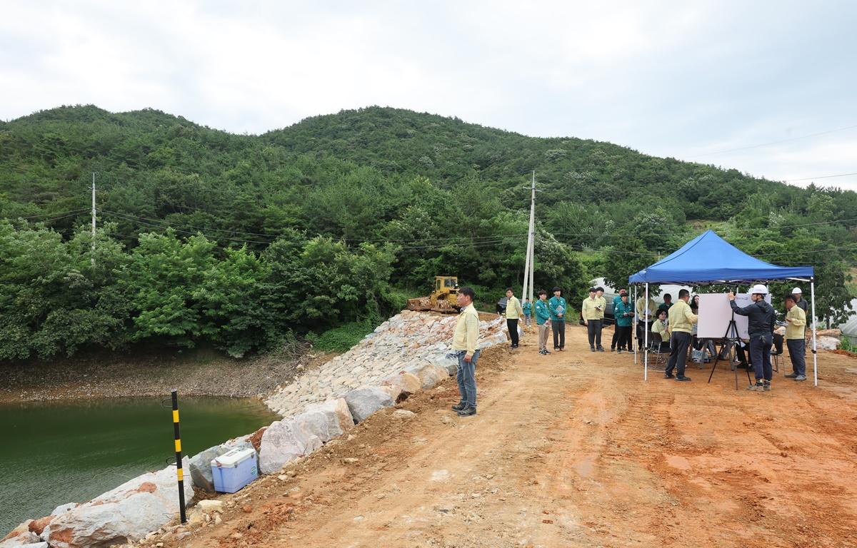 고흥군의회, 가뭄대응 저수지 현장점검 첨부이미지 : 2025.7.15 고흥군의회, 가뭄대응 저수지 현장점검 (2).JPG