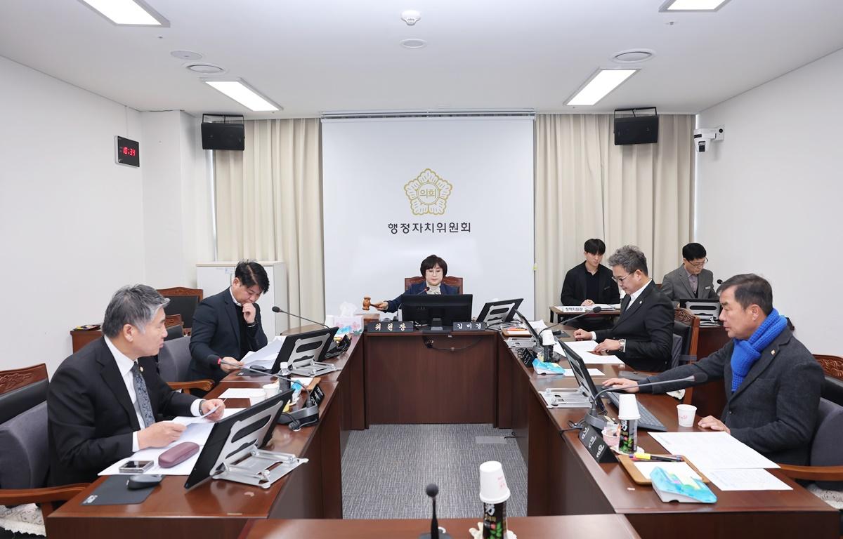 제343회 고흥군의회 임시회 제1차 행정자치위원회 첨부이미지 : 2026.1.28 제343회 임시회 제1차 행정자치위원회 (4).JPG