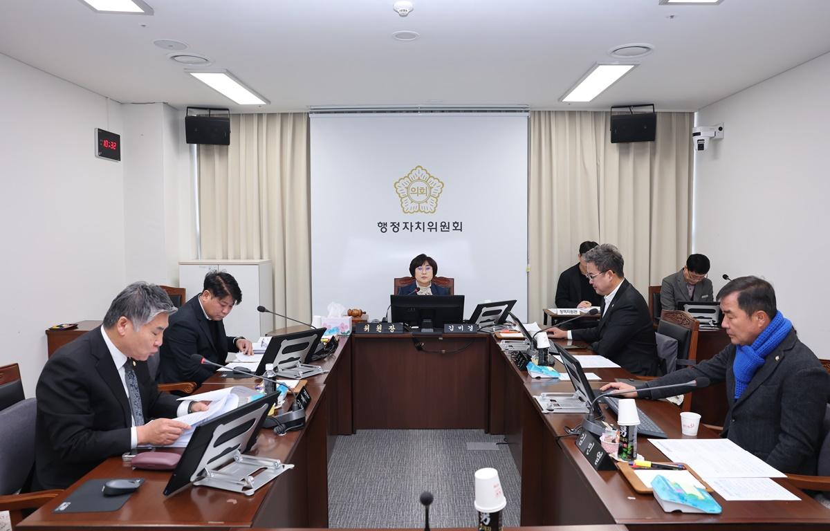 제343회 고흥군의회 임시회 제1차 행정자치위원회 첨부이미지 : 2026.1.28 제343회 임시회 제1차 행정자치위원회 (1).JPG
