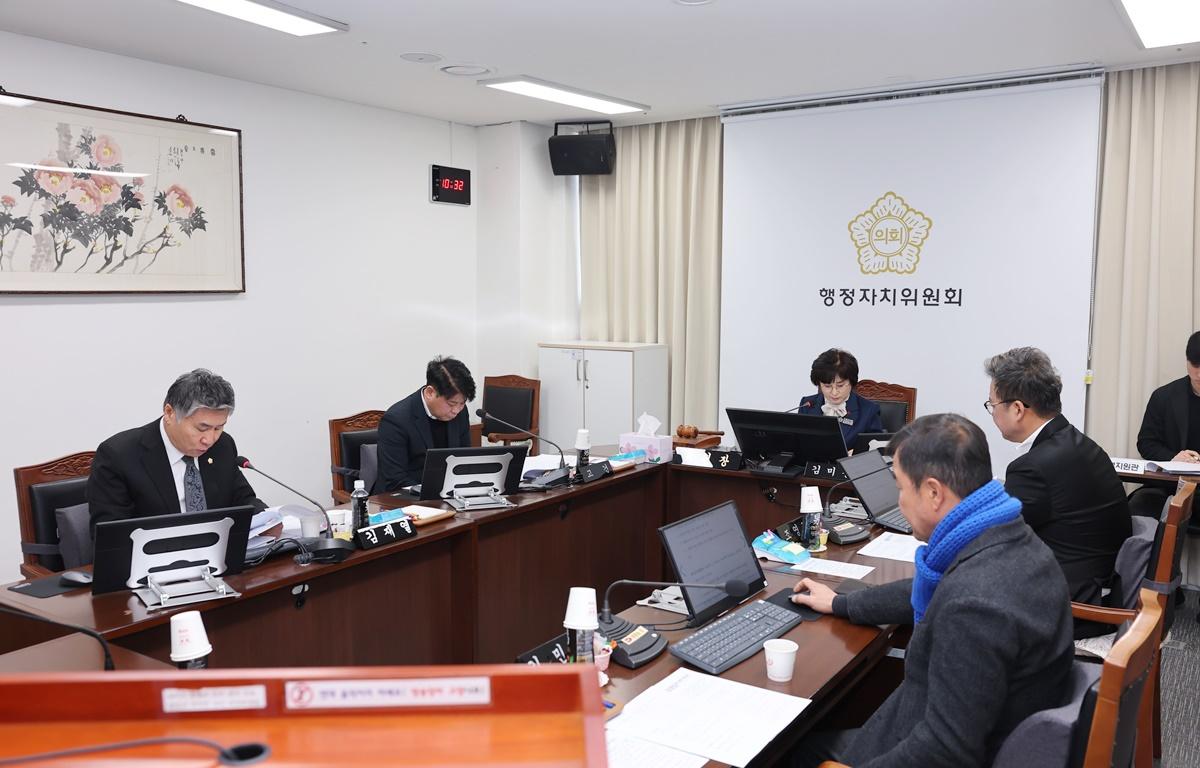 제343회 고흥군의회 임시회 제1차 행정자치위원회 첨부이미지 : 2026.1.28 제343회 임시회 제1차 행정자치위원회 (2).JPG