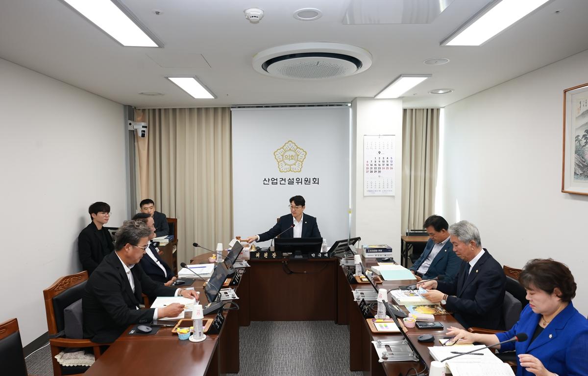 10대 2026년도 행정사무감사(산업건설위원회) 첨부이미지 : 2026. 09. 08 2026년도 행정사무감사(산업건설위원회) (2).JPG
