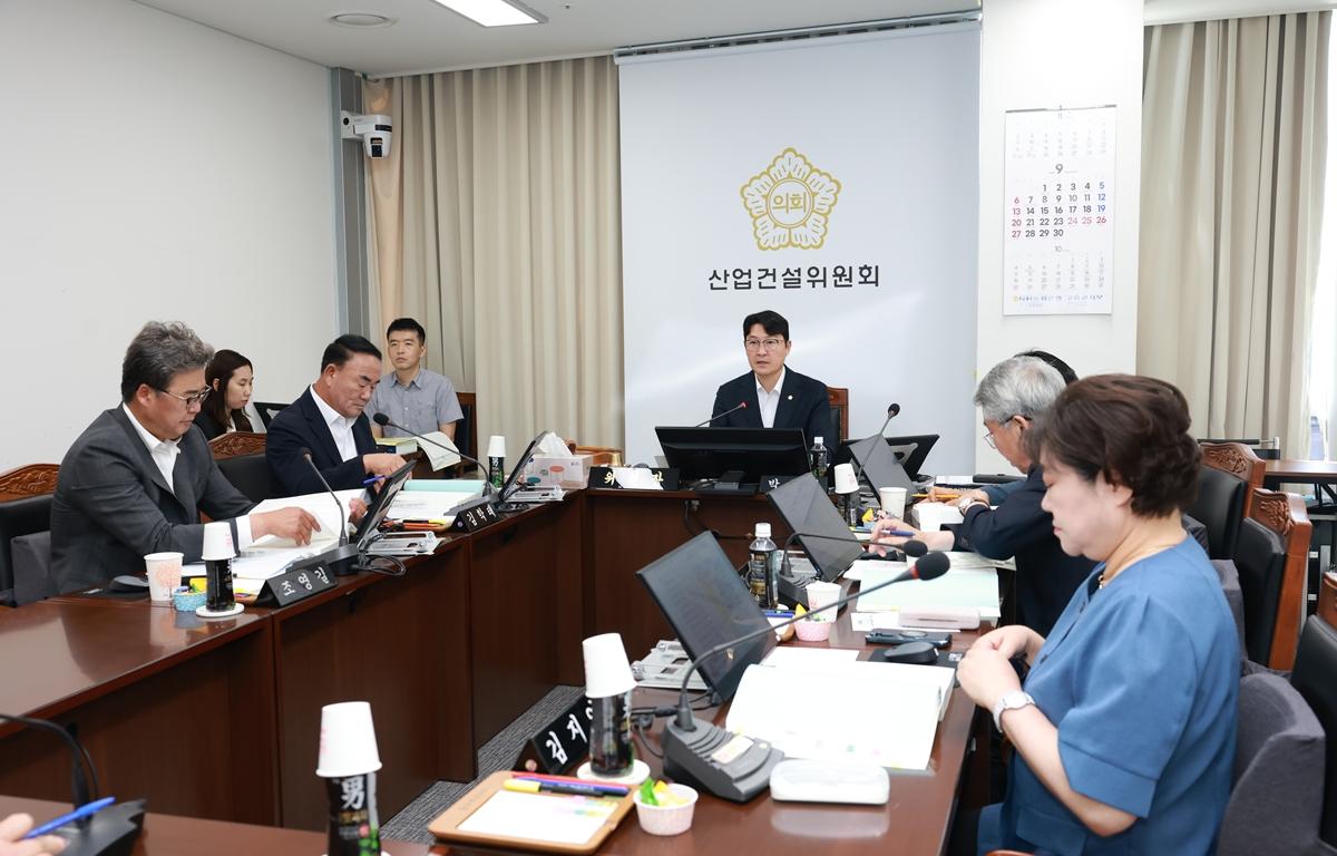 10대 2026년도 행정사무감사(산업건설위원회) 첨부이미지 : 2026. 09. 09 2026년도 행정사무감사(산업건설위원회) (3).JPG