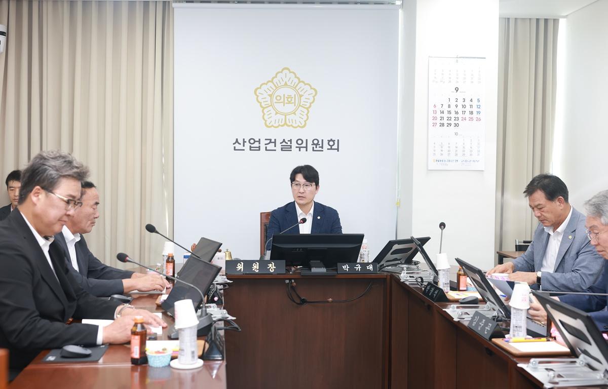 10대 제348회 고흥군의회 제1차 정례회 제1차 산업건설위원회 첨부이미지 : 2026. 09. 01 제348회 고흥군의회 제1차 정례회 제1차 산업건설위원회 (6).JPG