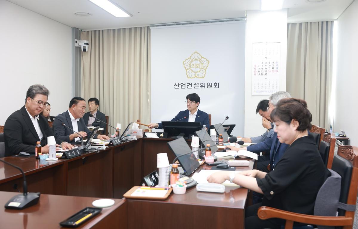 10대 제348회 고흥군의회 제1차 정례회 제1차 산업건설위원회 첨부이미지 : 2026. 09. 01 제348회 고흥군의회 제1차 정례회 제1차 산업건설위원회 (7).JPG