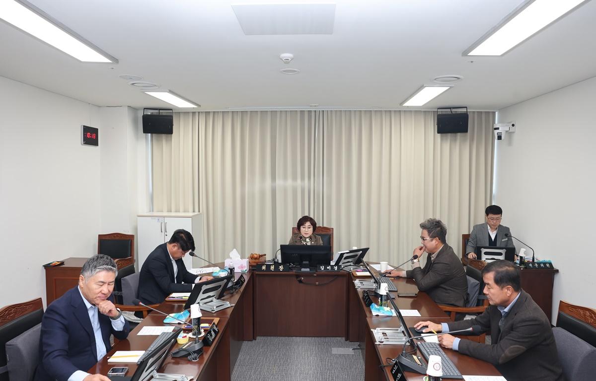 제342회 고흥군의회 제2차 정례회 제1차 행정자치위원회 첨부이미지 : 2025.11.11 제342회 고흥군의회 제2차 정례회 제1차 행정자치위원회 (5).JPG