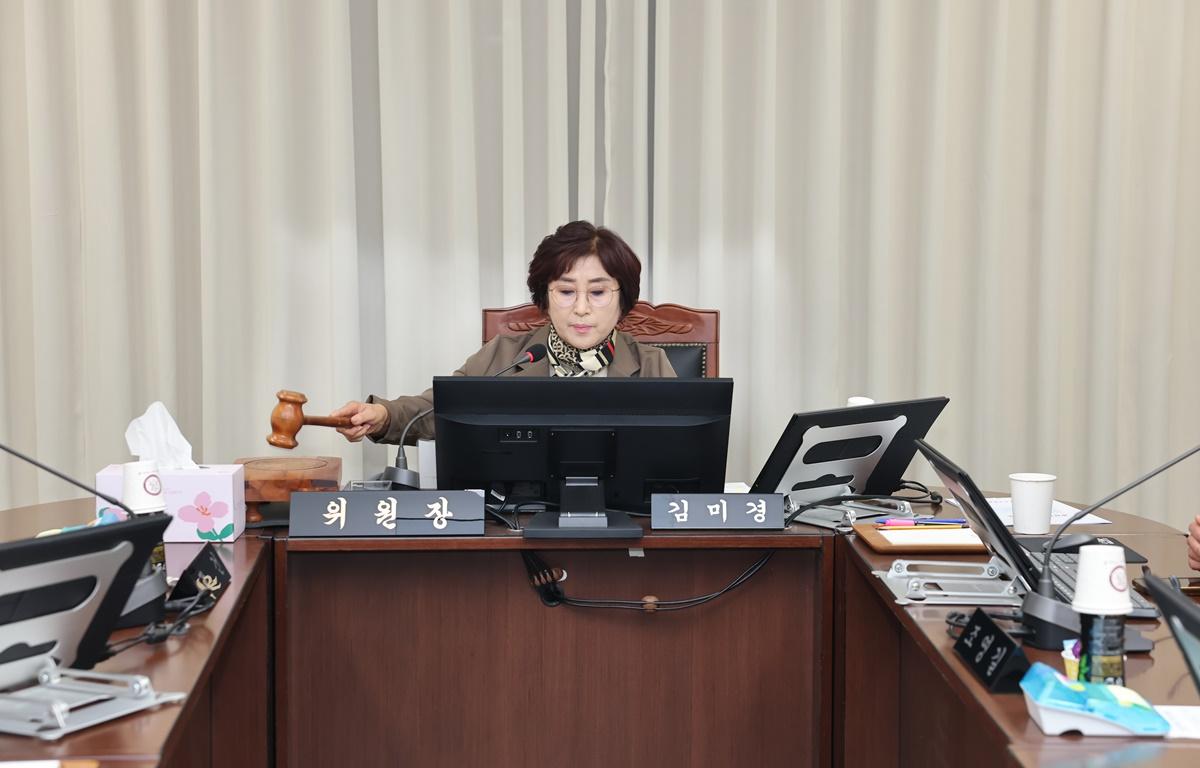 제342회 고흥군의회 제2차 정례회 제1차 행정자치위원회 첨부이미지 : 2025.11.11 제342회 고흥군의회 제2차 정례회 제1차 행정자치위원회 (2).JPG
