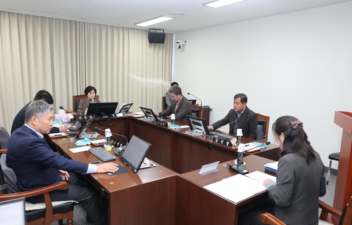 제342회 고흥군의회 제2차 정례회 제1차 행정자치위원회 첨부이미지 : 2025.11.11 제342회 고흥군의회 제2차 정례회 제1차 행정자치위원회 (4).JPG