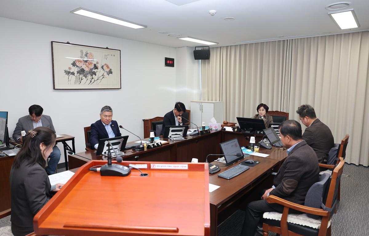 제342회 고흥군의회 제2차 정례회 제1차 행정자치위원회 첨부이미지 : 2025.11.11 제342회 고흥군의회 제2차 정례회 제1차 행정자치위원회 (3).JPG