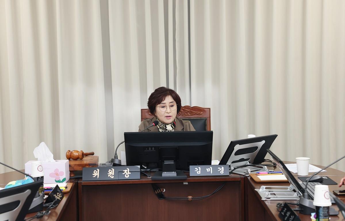 제342회 고흥군의회 제2차 정례회 제1차 행정자치위원회 첨부이미지 : 2025.11.11 제342회 고흥군의회 제2차 정례회 제1차 행정자치위원회 (1).JPG