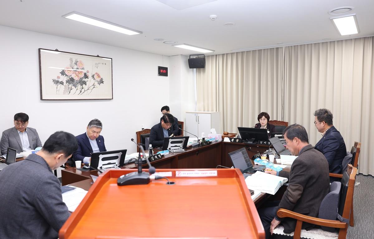 제342회 고흥군의회 제2차 정례회 제3차 행정자치위원회 첨부이미지 : 2025.12.2 고흥군의회 제2차 정례회 제3차 행정자치위원회 (3).JPG