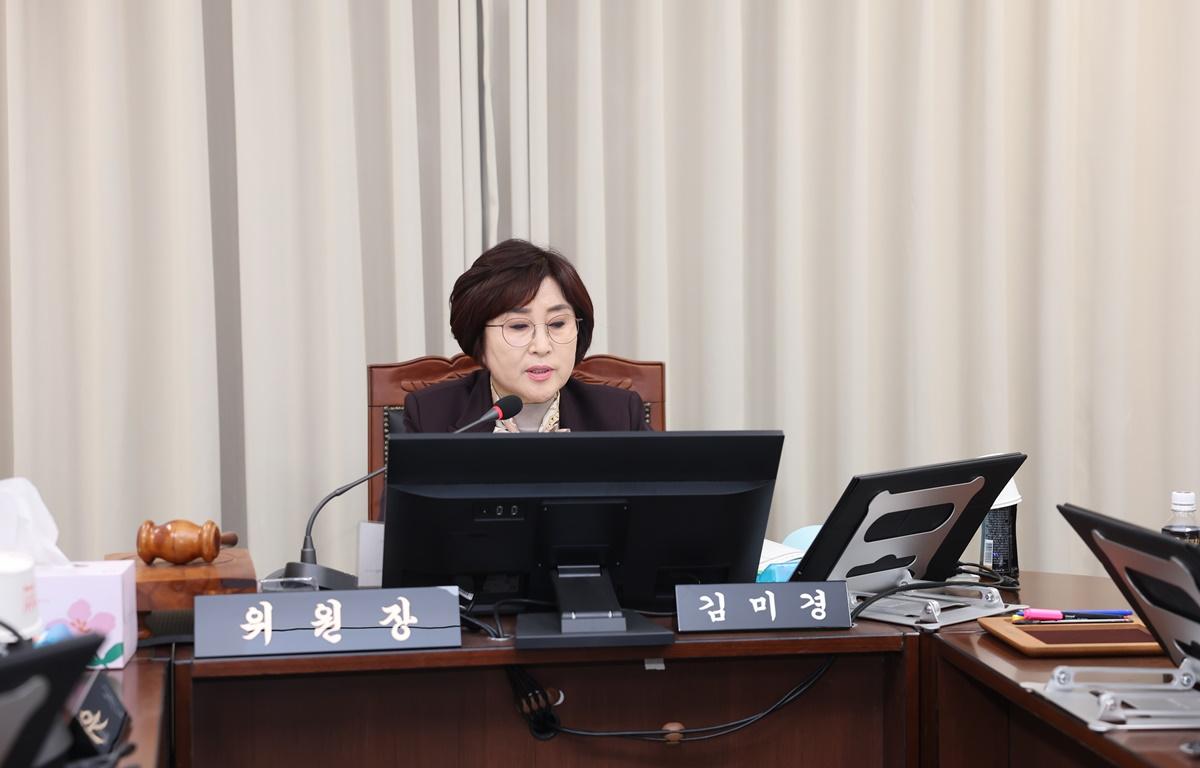 제342회 고흥군의회 제2차 정례회 제3차 행정자치위원회 첨부이미지 : 2025.12.2 고흥군의회 제2차 정례회 제3차 행정자치위원회 (1).JPG