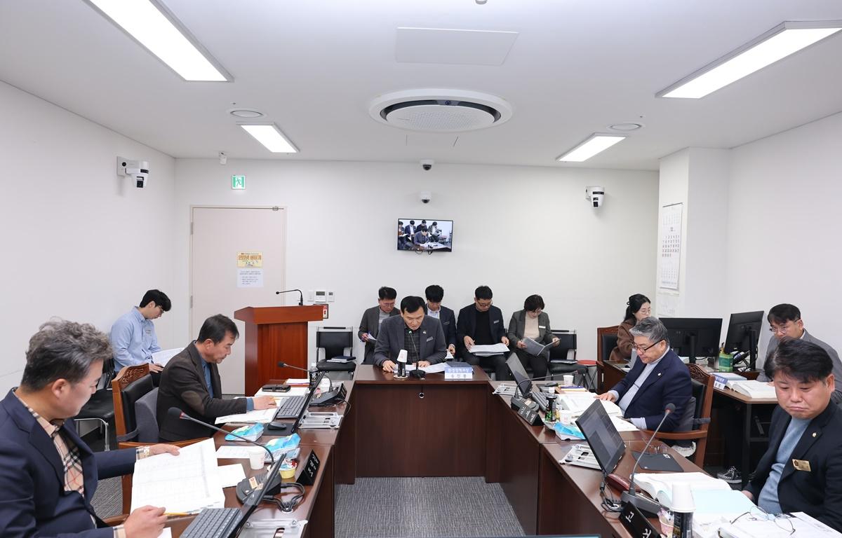제342회 고흥군의회 제2차 정례회 제3차 행정자치위원회 첨부이미지 : 2025.12.2 고흥군의회 제2차 정례회 제3차 행정자치위원회 (5).JPG