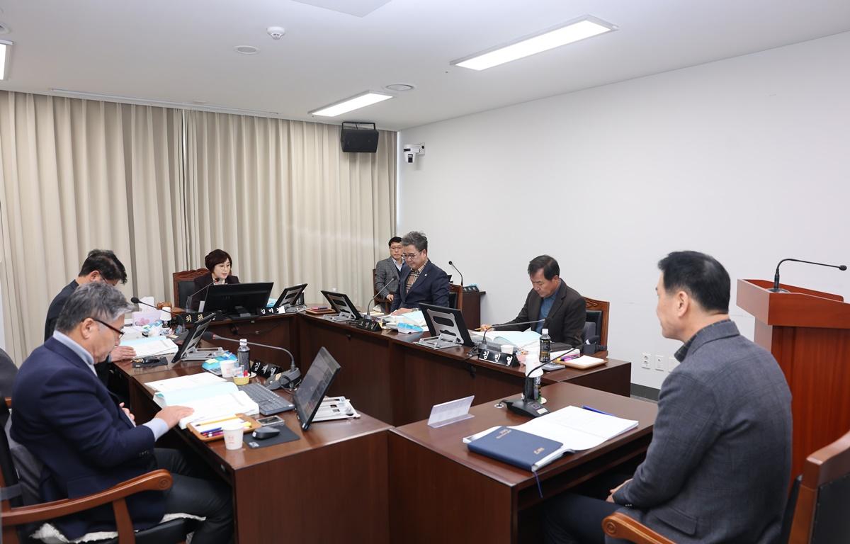 제342회 고흥군의회 제2차 정례회 제3차 행정자치위원회 첨부이미지 : 2025.12.2 고흥군의회 제2차 정례회 제3차 행정자치위원회 (4).JPG