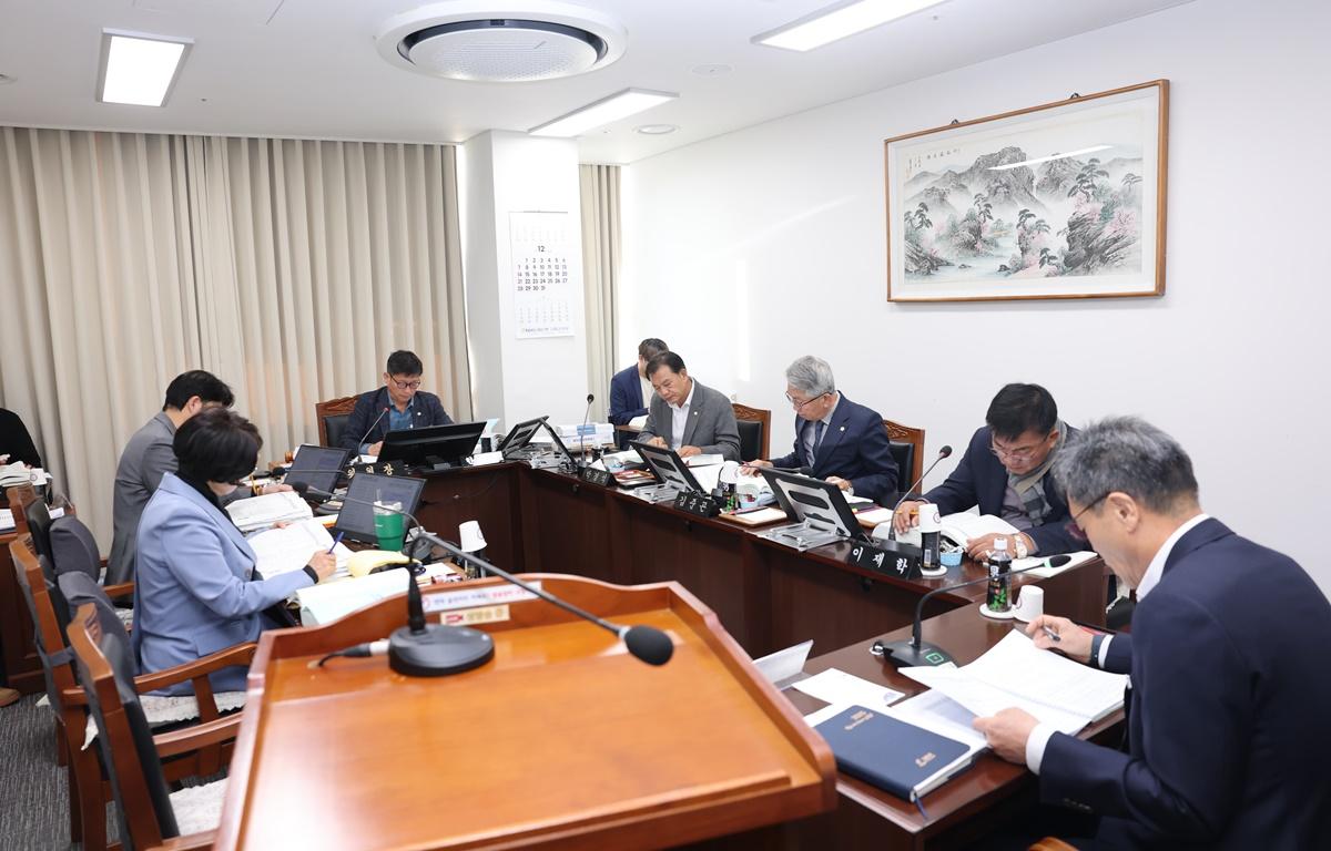 제342회 고흥군의회 제2차 정례회 제3차 산업건설위원회 첨부이미지 : 2025.12.2 고흥군의회 제2차 정례회 제3차 산업건설위원회 (2).JPG