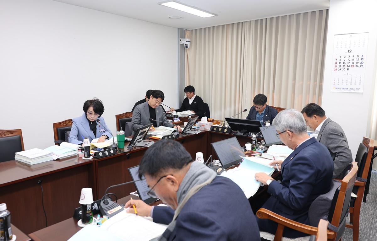 제342회 고흥군의회 제2차 정례회 제3차 산업건설위원회 첨부이미지 : 2025.12.2 고흥군의회 제2차 정례회 제3차 산업건설위원회 (1).JPG