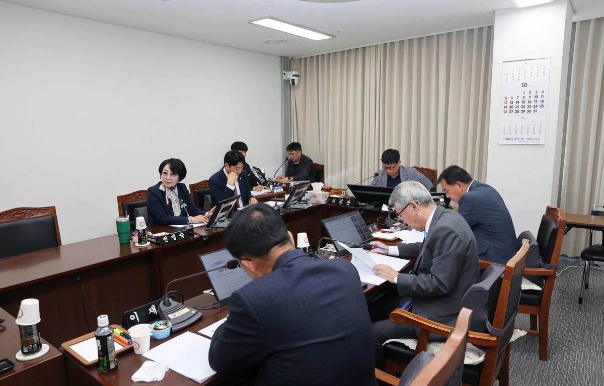 제341회 고흥군의회 임시회 제1차 산업건설위원회 첨부이미지 : 2025.10.15 제341회 고흥군의회 임시회 제1차 산업건설위원회 (41).JPG