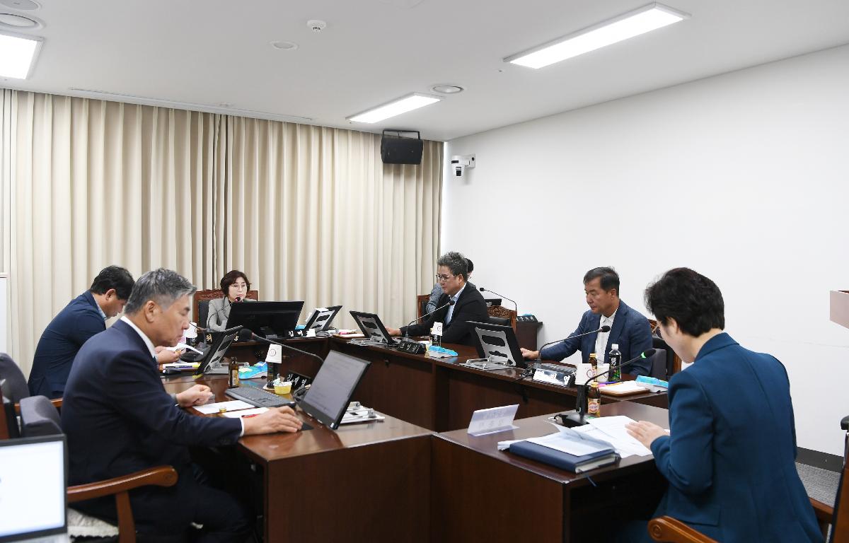 제341회 고흥군의회 임시회 제1차 행정자치위원회 첨부이미지 : 2025.10.15 제341회 고흥군의회 임시회 제1차 행정자치위원회 (2).JPG
