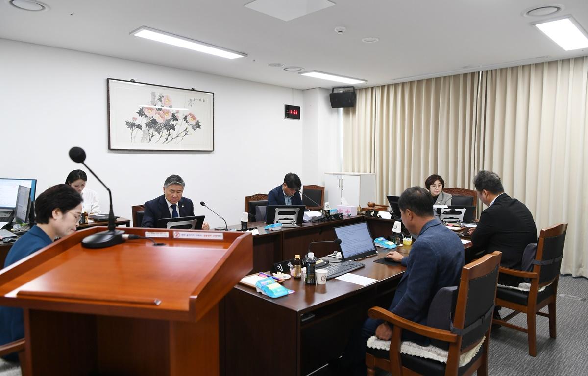 제341회 고흥군의회 임시회 제1차 행정자치위원회 첨부이미지 : 2025.10.15 제341회 고흥군의회 임시회 제1차 행정자치위원회 (3).JPG