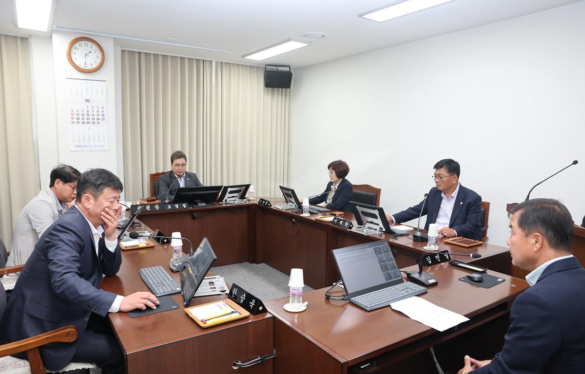 제341회 고흥군의회 임시회 제1차 운영위원회 첨부이미지 : 2025.10.14 제341회 고흥군의회 임시회 제1차 운영위원회 (3).JPG